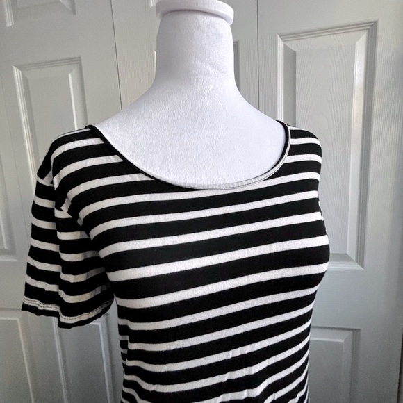 Nordstrom Black and White T-Shirt Dress with Short Raglan Sleeves and Scoop Neck - Picture 4 of 5